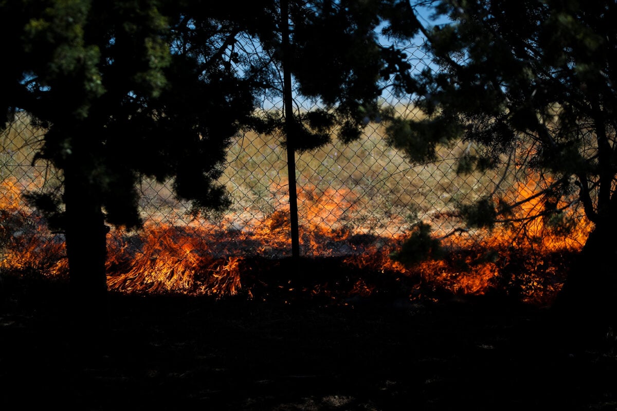 Φωτιά στο Κορωπί: Πάνω από 45 πυροσβέστες στην κατάσβεση