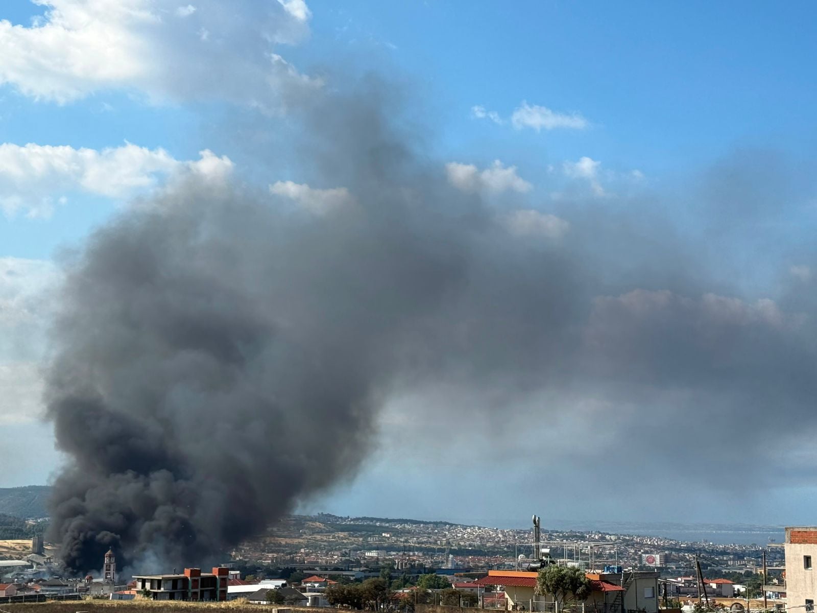 Φωτιά στο Ωραιόκαστρο: Η μάχη με τις φλόγες στα δύο εργοστάσια και η επόμενη ημέρα μέσα από φωτογραφίες 32 Φωτιά στο Ωραιόκαστρο: Η μάχη με τις φλόγες στα δύο εργοστάσια και η επόμενη ημέρα μέσα από φωτογραφίες
