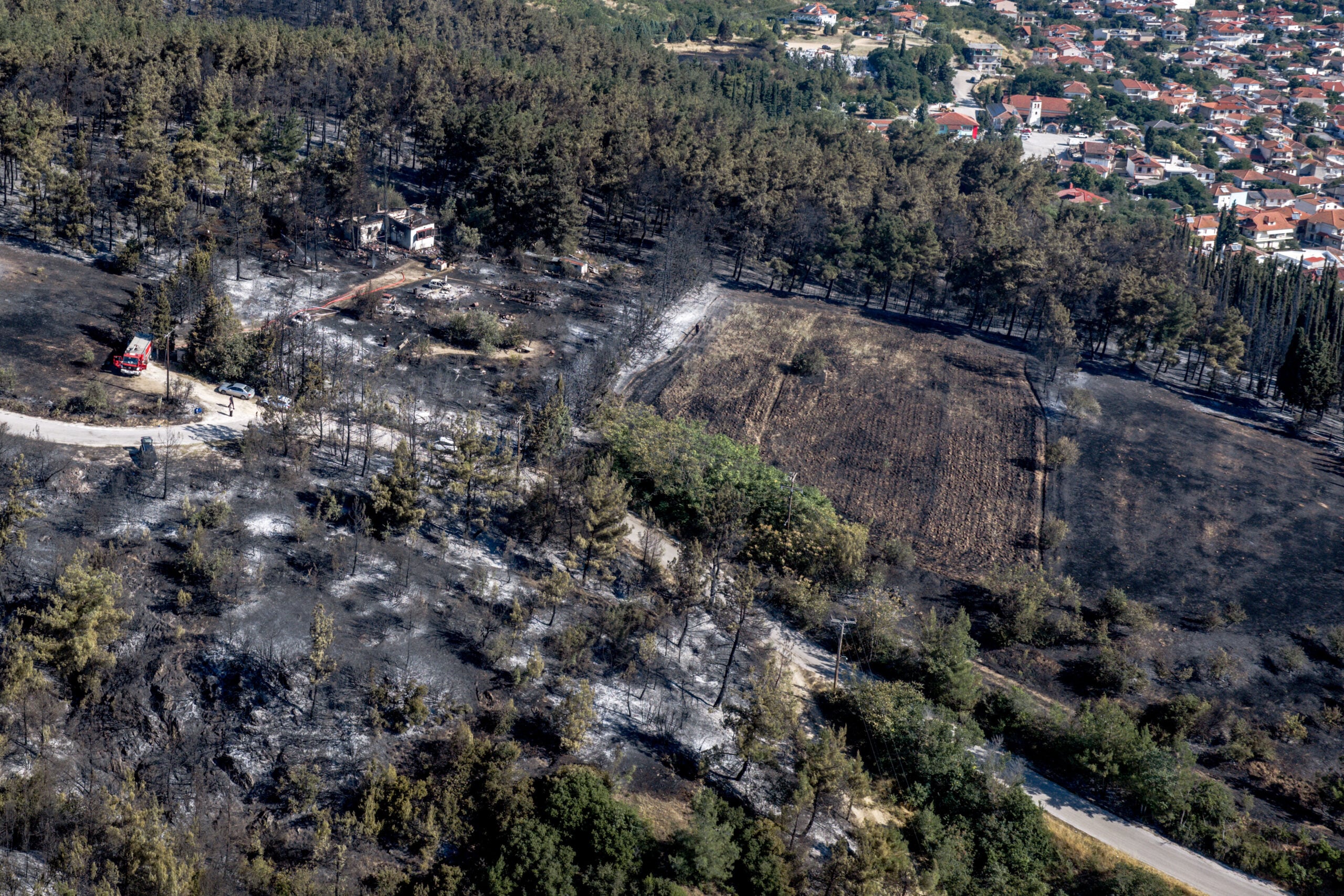 Φωτιά στο Ωραιόκαστρο: Η σορός του 12χρονου βρέθηκε μέσα στη ντουλάπα – Παραμένει στο νοσοκομείο με εγκαύματα η μητέρα του