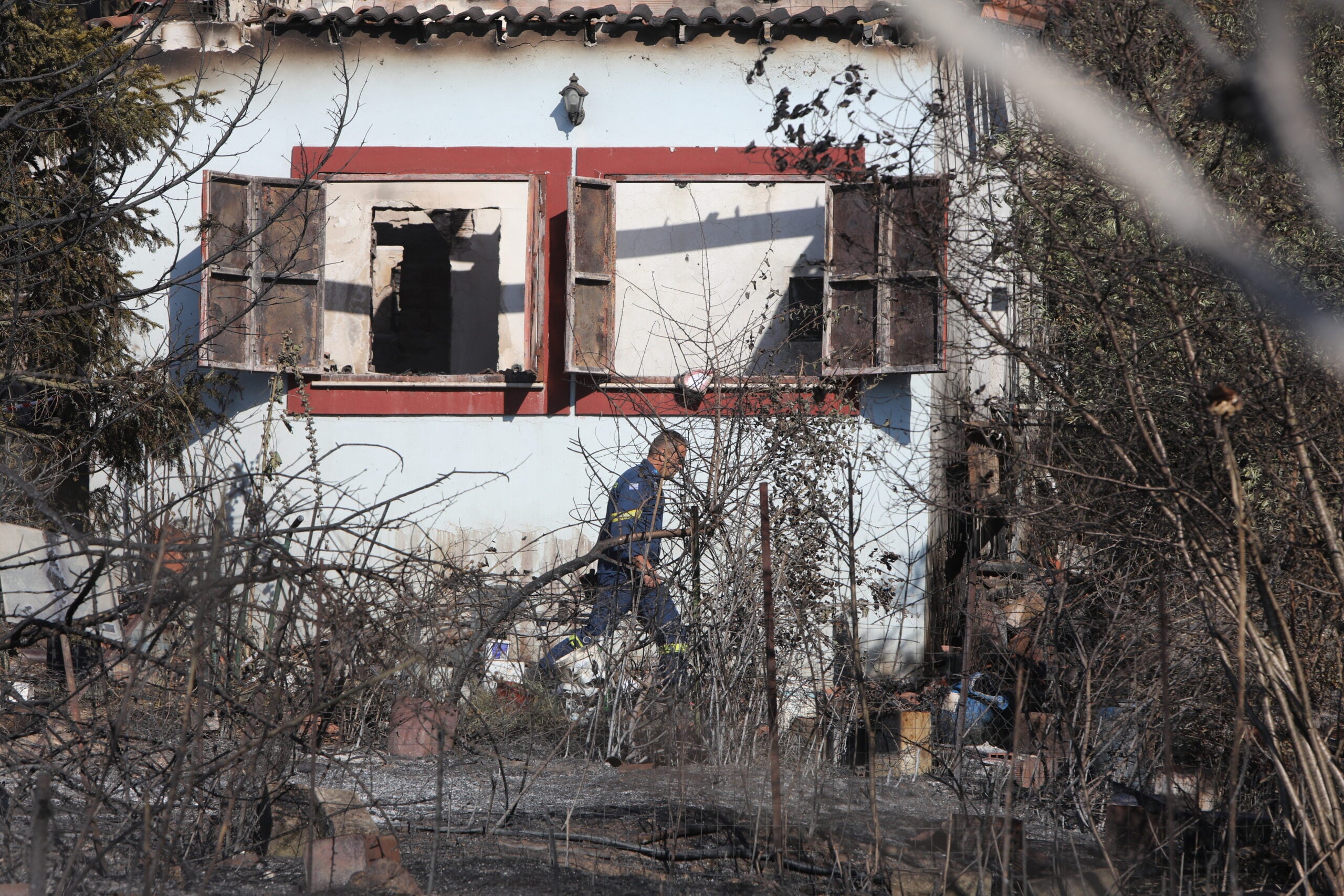 Φωτιά στο Ωραιόκαστρο: Η σορός του 12χρονου βρέθηκε μέσα στη ντουλάπα – Παραμένει στο νοσοκομείο με εγκαύματα η μητέρα του