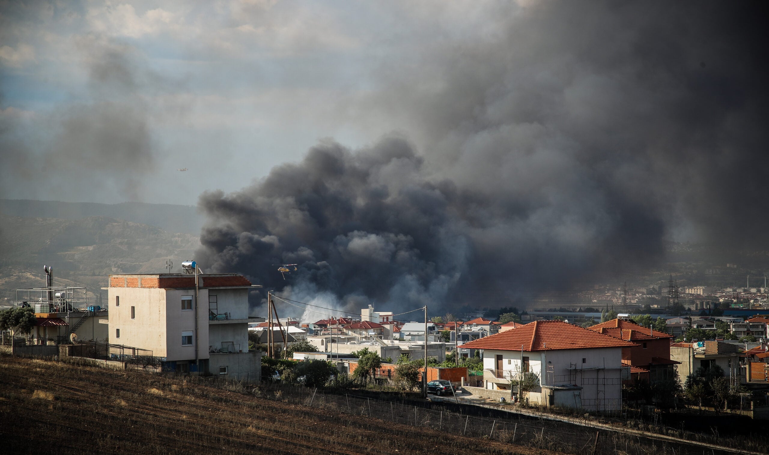 Φωτιά στο Ωραιόκαστρο: Η μάχη με τις φλόγες στα δύο εργοστάσια και η επόμενη ημέρα μέσα από φωτογραφίες 36 Φωτιά στο Ωραιόκαστρο: Η μάχη με τις φλόγες στα δύο εργοστάσια και η επόμενη ημέρα μέσα από φωτογραφίες
