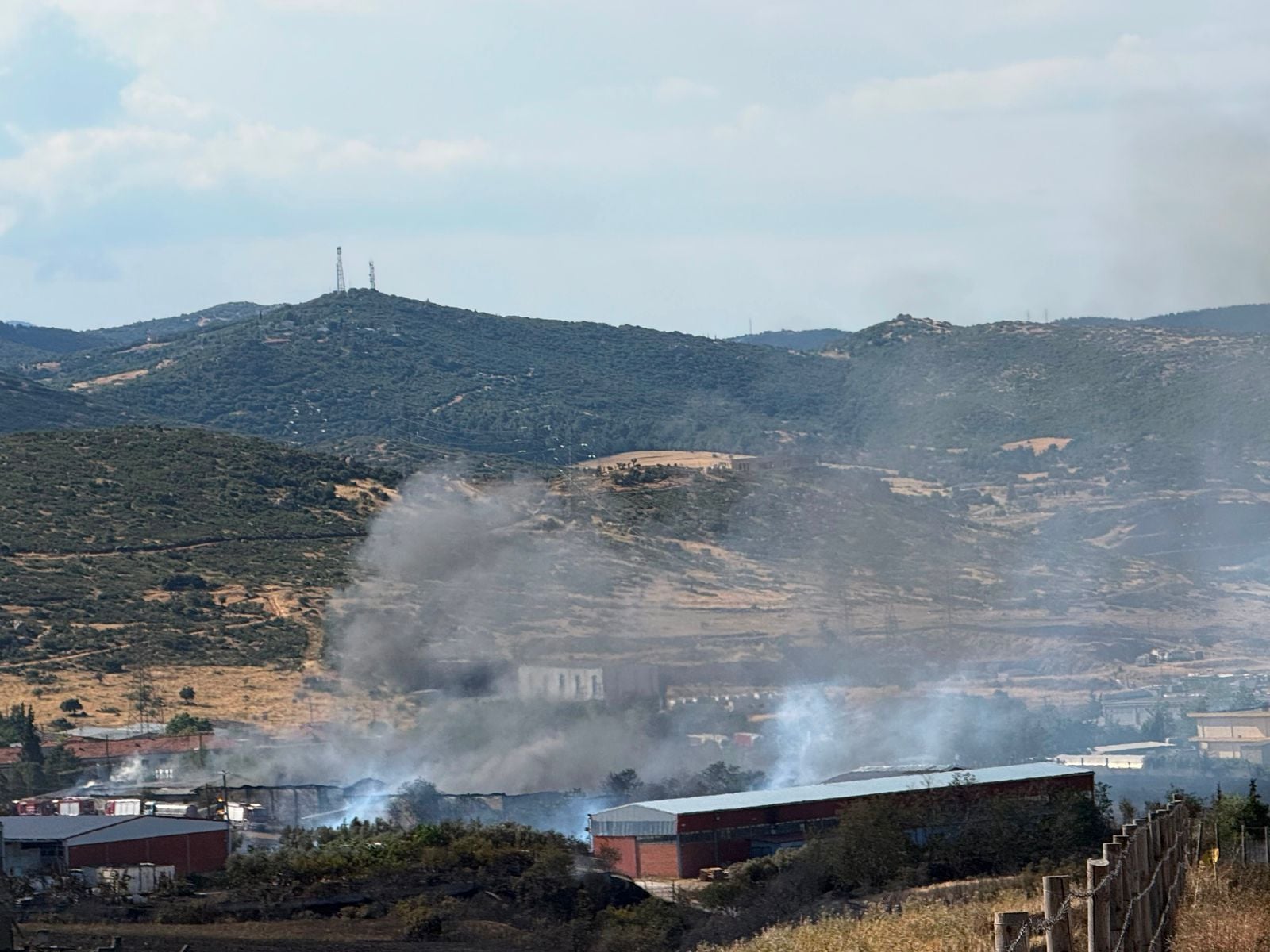 Φωτιά στο Ωραιόκαστρο: Η μάχη με τις φλόγες στα δύο εργοστάσια και η επόμενη ημέρα μέσα από φωτογραφίες 31 Φωτιά στο Ωραιόκαστρο: Η μάχη με τις φλόγες στα δύο εργοστάσια και η επόμενη ημέρα μέσα από φωτογραφίες