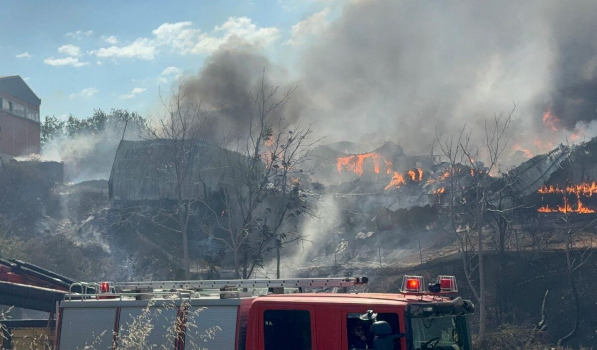 Φωτιά στο Ωραιόκαστρο: Η μάχη με τις φλόγες στα δύο εργοστάσια και η επόμενη ημέρα μέσα από φωτογραφίες