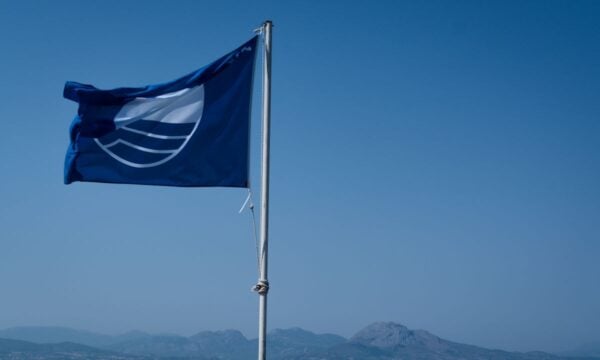 Η «Γαλάζια Σημαία» αφαιρέθηκε από 9 παραλίες σε Χίο και Πάρο – Γιατί «κόπηκαν» από την Ελληνική Εταιρεία Προστασίας Φύσης