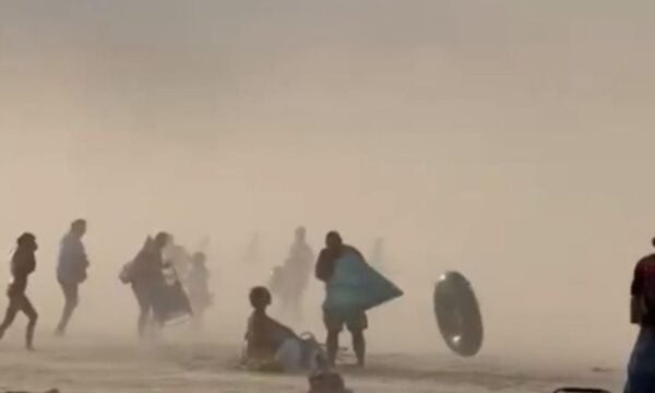 Γαλλία: Το φαινόμενο «Galerne» σάρωσε παραλία στην Αντάι – Η θερμοκρασία έπεσε 12 βαθμούς σε μισή ώρα, έτρεχαν να σωθούν οι λουόμενοι