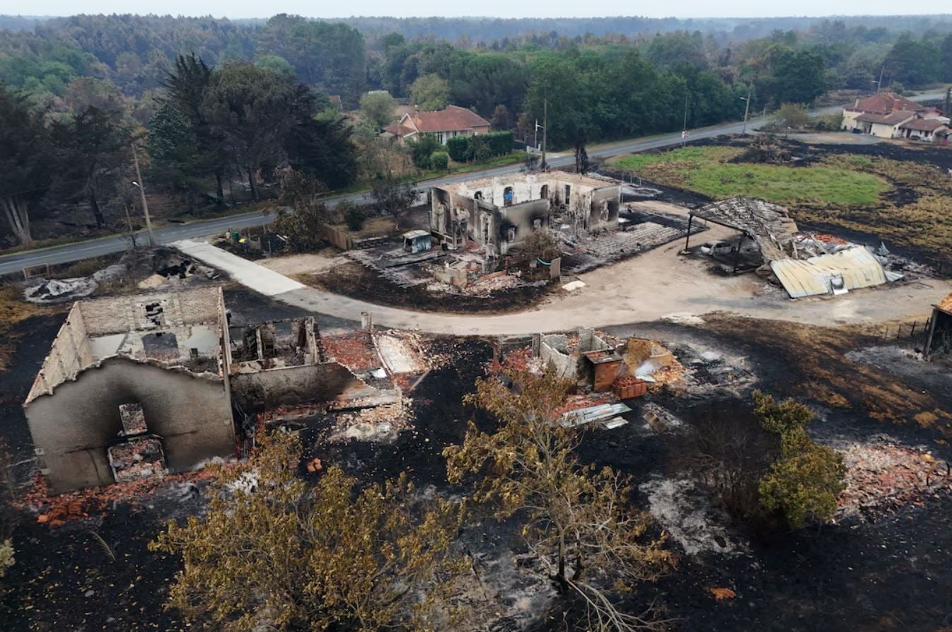 Γαλλία: Τέταρτο μεγάλο κύμα καύσωνα – Τιτάνια μάχη με τις φλόγες στο Μπορντό