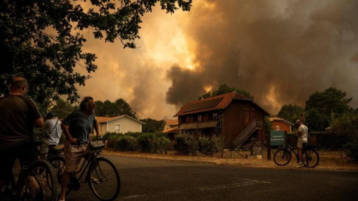 Φωτιές σε Γαλλία και Ισπανία: Χιλιάδες άνθρωποι εγκατέλειψαν τα σπίτια τους – Νέα βίντεο από τα πύρινα μέτωπα 1 Φωτιές σε Γαλλία και Ισπανία: Χιλιάδες άνθρωποι εγκατέλειψαν τα σπίτια τους – Νέα βίντεο από τα πύρινα μέτωπα