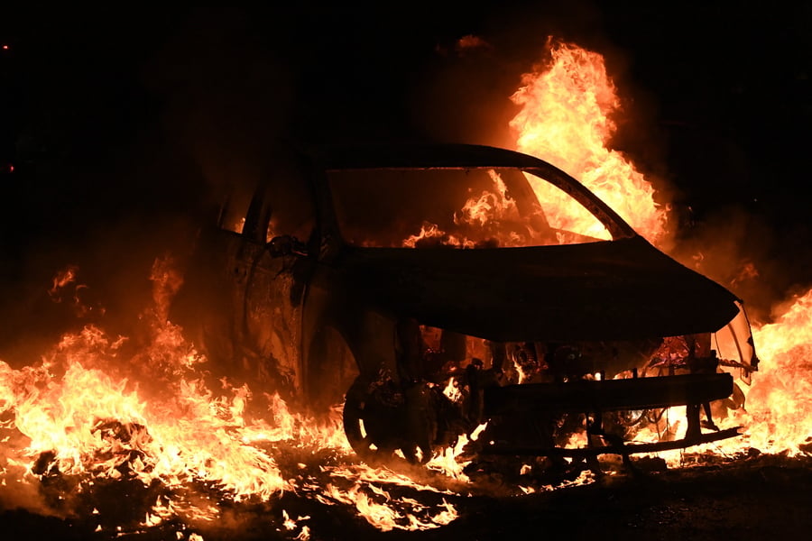 Φλεγόμενο αμάξι κυνηγούσε τους οδηγούς – Vid 1 Φλεγόμενο αμάξι κυνηγούσε τους οδηγούς – Vid