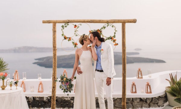 Η Σαντορίνη στους νέους προορισμούς της Jet2Weddings το 2027