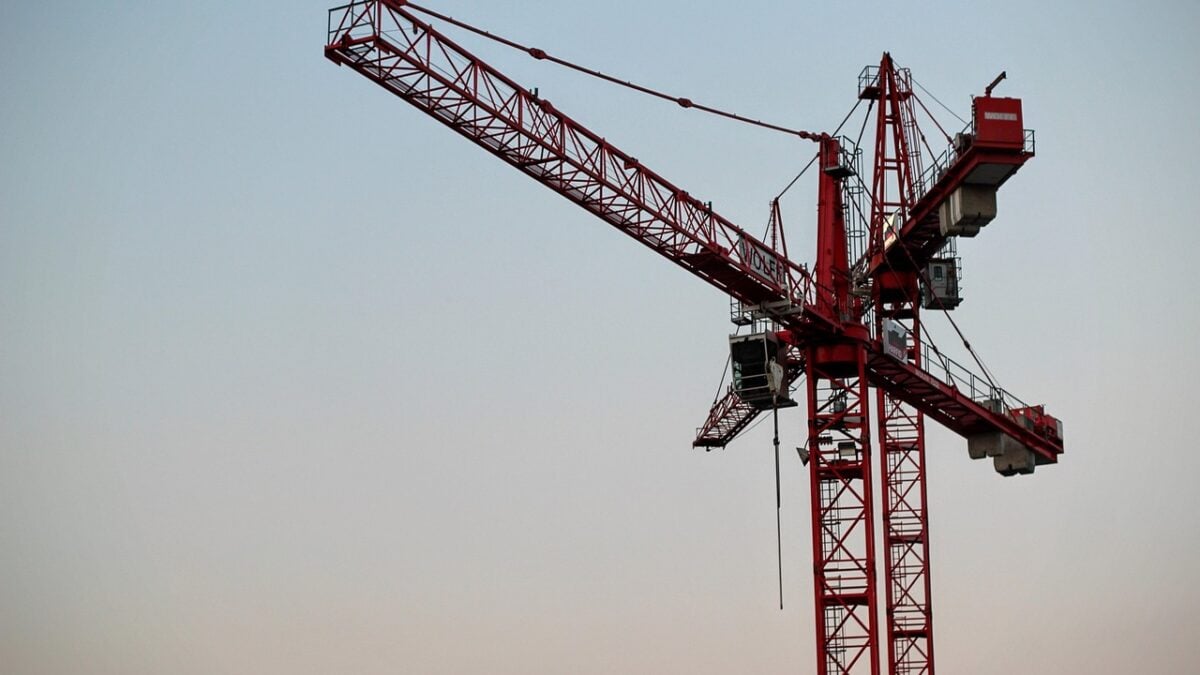 Εργάτης εγκλωβίστηκε σε ύψος 47 μέτρων κατά τη συντήρηση πινακίδας βενζινάδικου, vid 1 Εργάτης εγκλωβίστηκε σε ύψος 47 μέτρων κατά τη συντήρηση πινακίδας βενζινάδικου, vid