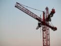 Εργάτης εγκλωβίστηκε σε ύψος 47 μέτρων κατά τη συντήρηση πινακίδας βενζινάδικου, vid