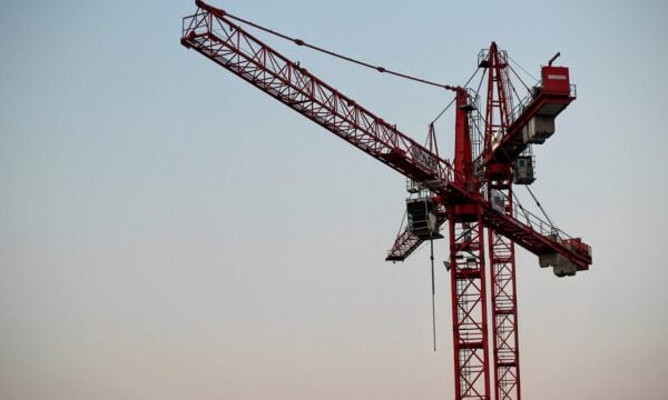 Εργάτης εγκλωβίστηκε σε ύψος 47 μέτρων κατά τη συντήρηση πινακίδας βενζινάδικου, vid