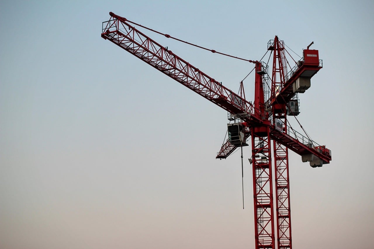 Εργάτης εγκλωβίστηκε σε ύψος 47 μέτρων κατά τη συντήρηση πινακίδας βενζινάδικου, vid