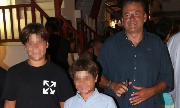 Γιώργος Λιάγκας στη Μύκονο με τους γιους του: Βίντεο με τον μικρό Γιάννη να τον ρίχνει από το σκάφος στη θάλασσα