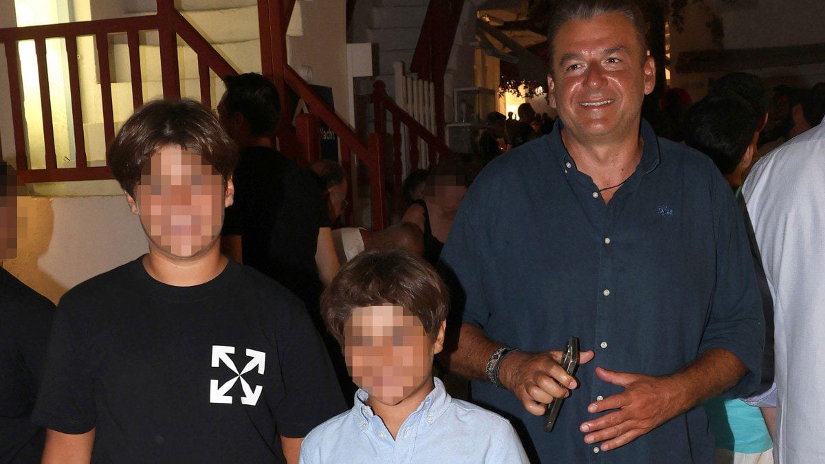 Γιώργος Λιάγκας στη Μύκονο με τους γιους του: Βίντεο με τον μικρό Γιάννη να τον ρίχνει από το σκάφος στη θάλασσα