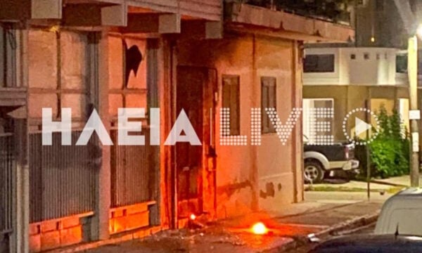 Αμαλιάδα: Επίθεση με 3 γκαζάκια σε είσοδο πολυκατοικίας – Οι αρχές εξετάζουν διασύνδεση με άλλα πρόσφατα γεγονότα
