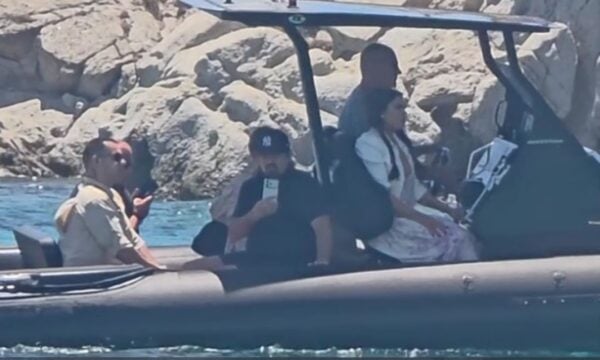 Κίμπερλι Γκίλφοϊλ στη Μύκονο: Έφτασε με φουσκωτό στο Nammos όπου την υποδέχτηκε ο πρέσβης των ΗΠΑ στο Βέλγιο – ΒΙΝΤΕΟ