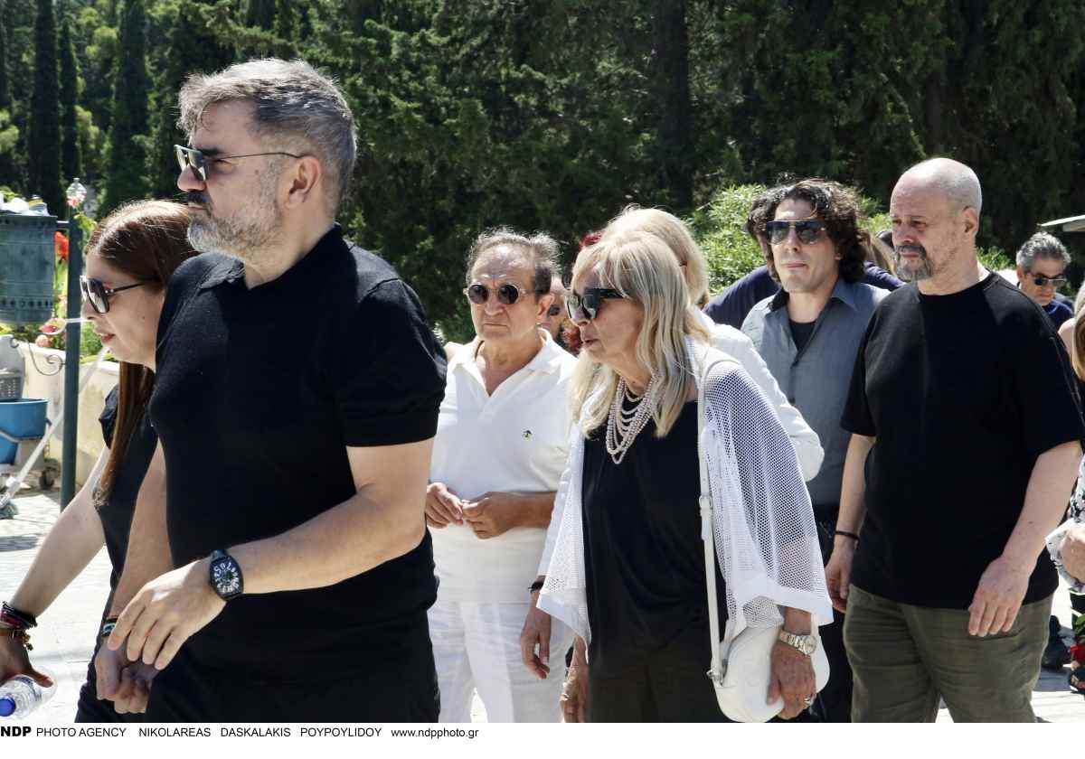 Τζένη Ζαχαροπούλου: Ποιοι βρέθηκαν στην κηδεία της και στο τελευταίο «αντίο» (Φωτογραφίες) 17 Γουμενίδης, Φόνσου, Μπιμπίλας