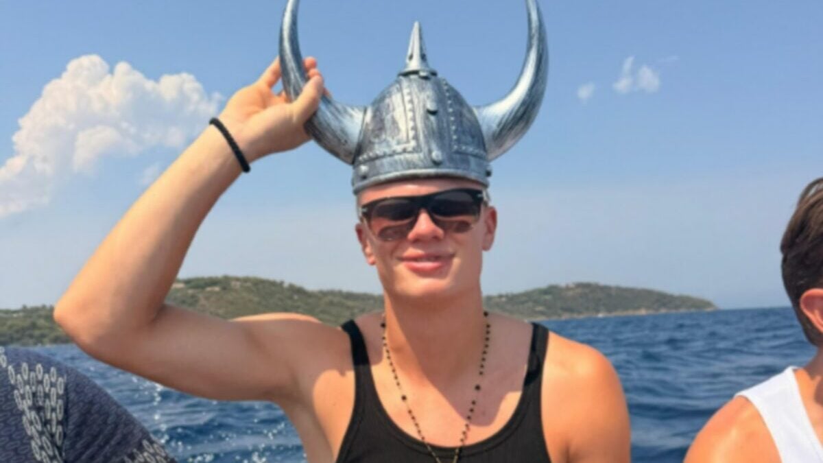 Έρλινγκ Χάαλαντ γιόρτασε τα γενέθλιά του στη Σαρδηνία με κράνος των Βίκινγκ και πολύ κρέας 3 Έρλινγκ Χάαλαντ γιόρτασε τα γενέθλιά του στη Σαρδηνία με κράνος των Βίκινγκ και πολύ κρέας