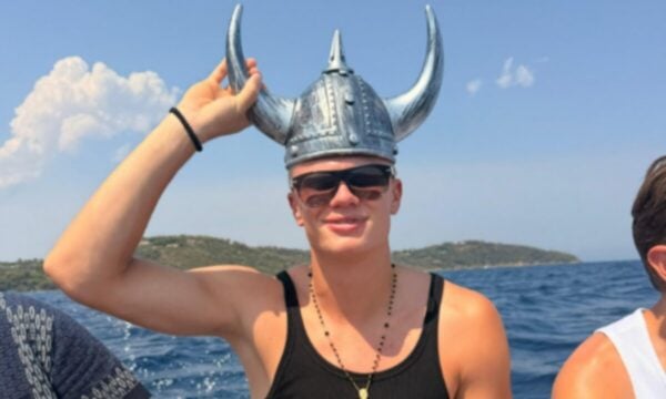 Έρλινγκ Χάαλαντ γιόρτασε τα γενέθλιά του στη Σαρδηνία με κράνος των Βίκινγκ και πολύ κρέας