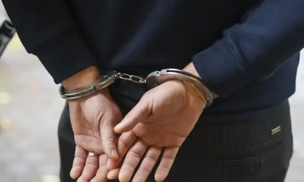 Κως: Χειροπέδες σε 30χρονο για μέθη ανήλικης και απόπειρα αποπλάνησης