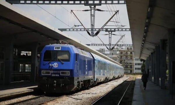 Hellenic Train: Διακοπή κυκλοφορίας στο τμήμα Άνω Λιόσια – Ασπρόπυργος και καθυστερήσεις στον Προαστιακό λόγω φωτιάς