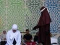 Ινδονησία: Ζευγάρι μαστιγώθηκε δημόσια 21 φορές επειδή φιλήθηκε σε live μετάδοση στο TikTok, λιποθύμησε από τους πόνους η γυναίκα