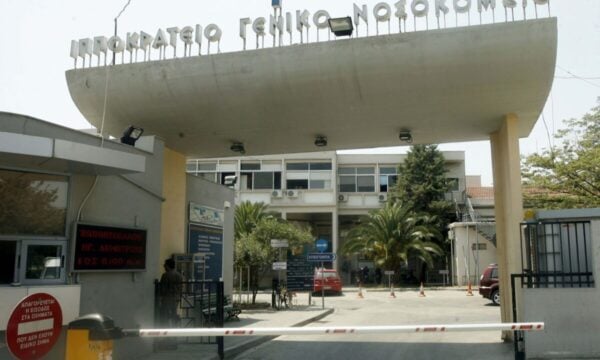 Ιπποκράτειο: Τραυματιοφορέας αρνήθηκε αναπηρικό αμαξίδιο για τη μεταφορά ηλικιωμένου – Το «συγγνώμη» του Γεωργιάδη