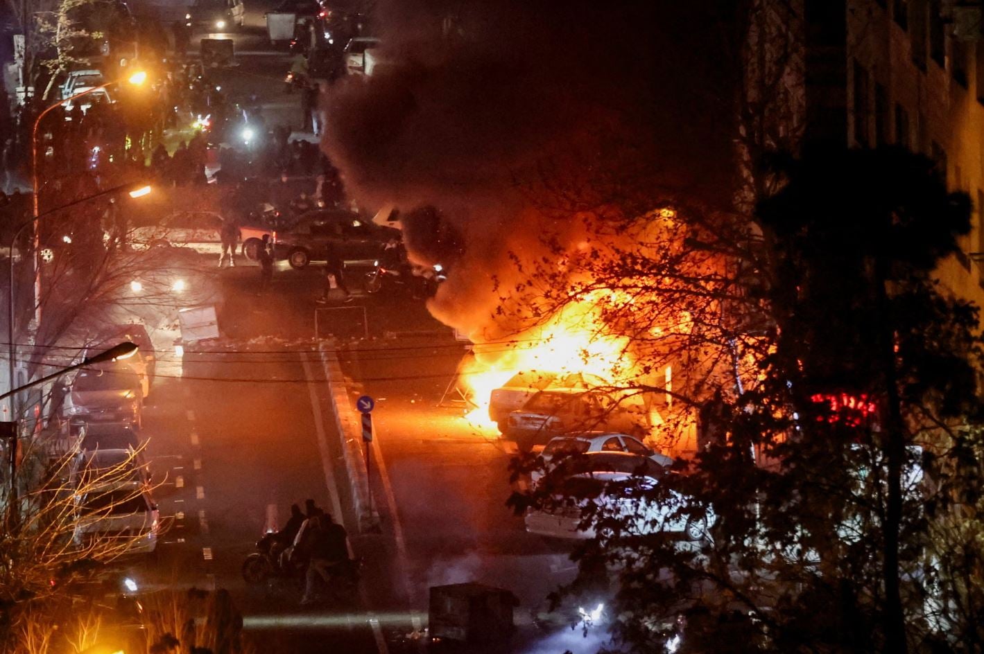 Ιράν: σύγκρουση με τις ΗΠΑ και εσωτερική κρίση που απειλεί τη συνοχή του καθεστώτος 8 Αυτοκίνητα καίγονται σε δρόμο της Τεχεράνης κατά τη διάρκεια των διαδηλώσεων του Ιανουαρίου, που πυροδοτήθηκαν από την κατάρρευση της αξίας του ιρανικού νομίσματος. Φωτογραφία: Reuters.