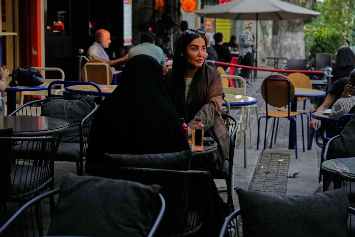 Ιράν: σύγκρουση με τις ΗΠΑ και εσωτερική κρίση που απειλεί τη συνοχή του καθεστώτος 9 Υπαίθρια καφετέρια στη βόρεια Τεχεράνη. Οι σκληροπυρηνικοί χαρακτηρίζουν τα καφέ «αντιισλαμικούς» χώρους και τα θεωρούν απειλή για τις παραδοσιακές αξίες. Φωτογραφία: Vahid Salemi/AP.