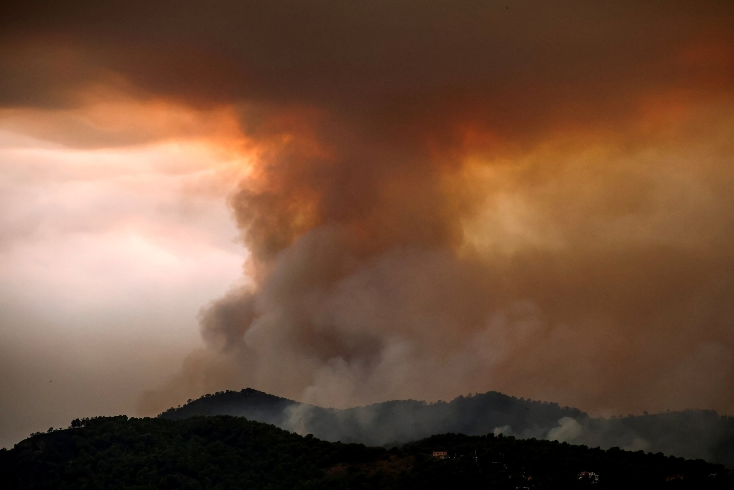 Φωτιές σε Γαλλία και Ισπανία: Πάνω από 500 χιλιόμετρα ταξίδεψε ο καπνός – Βελτιωμένη η εικόνα στη Βαλένθια 15 Φωτιές σε Γαλλία και Ισπανία: Πάνω από 500 χιλιόμετρα ταξίδεψε ο καπνός – Βελτιωμένη η εικόνα στη Βαλένθια