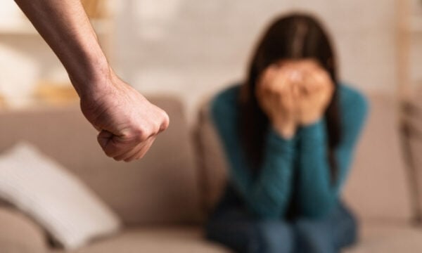 Καλλιθέα: 37χρονη απέβαλε μετά από ξυλοδαρμό από τον πρώην σύντροφό της