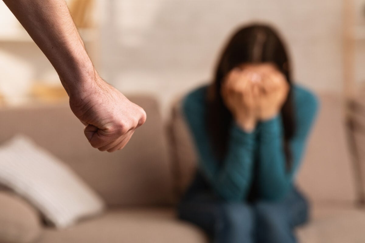 Καλλιθέα: 37χρονη απέβαλε μετά από ξυλοδαρμό από τον πρώην σύντροφό της