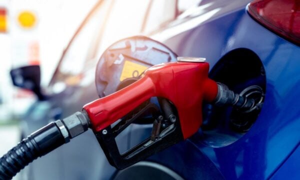 HELLENiQ ENERGY: Έκπτωση από σήμερα 7,95 λεπτών προ ΦΠΑ ανά λίτρο στην αμόλυβδη και 4,05 λεπτά προ ΦΠΑ στο diesel