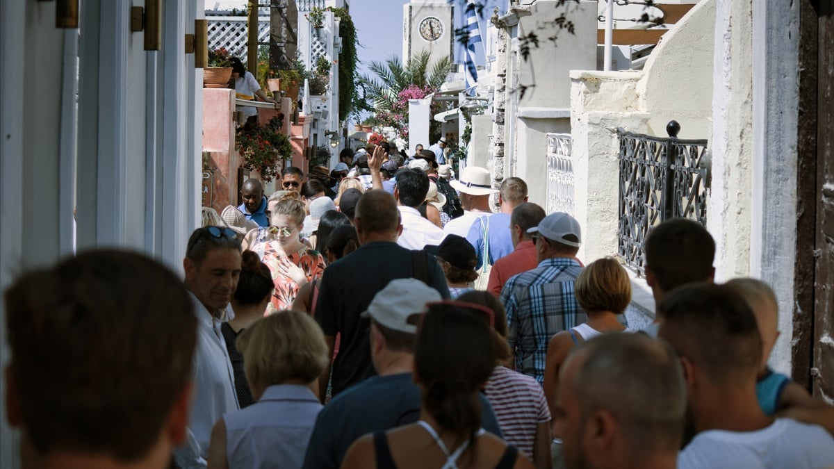 Η Ελλάδα που αδειάζει τον χειμώνα και γεμίζει το καλοκαίρι: Νησιά και ορεινά χωριά