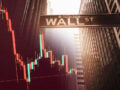 Η Wall Street υποχωρεί μετά τις ανακοινώσεις του Ντόναλντ Τραμπ για το Ιράν – Άλμα 5% στο πετρέλαιο