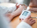 Καμπανάκι για τη δημόσια Υγεία: Ο φόρτος εργασίας μειώνει τις μετρήσεις της αρτηριακής πίεσης – Μόνο 3 στους 10 ασθενείς ελέγχονται