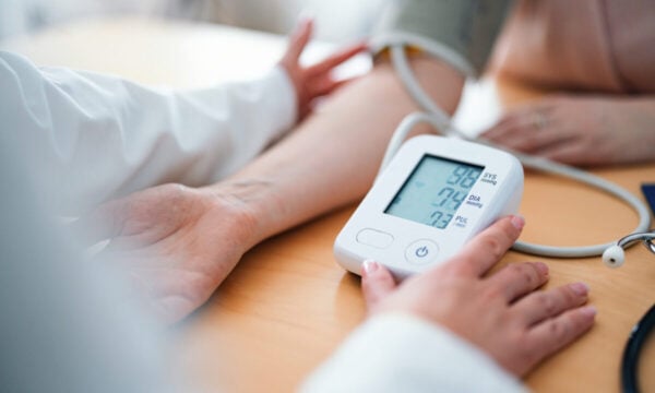 «Καμπανάκι» για τη δημόσια Υγεία: Ο φόρτος εργασίας «κόβει» τις μετρήσεις της αρτηριακής πίεσης – Μόνο 3 στους 10 ασθενείς ελέγχονται