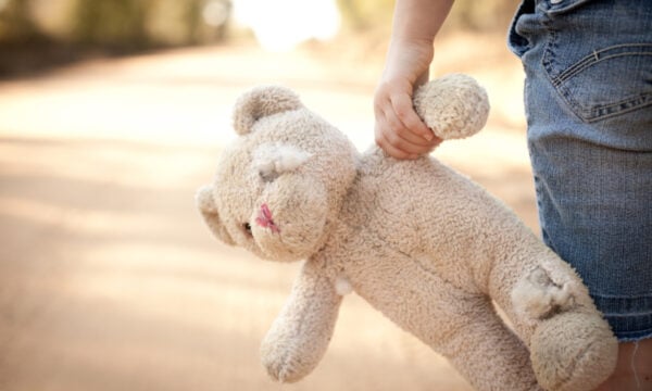 Θεσσαλονίκη: 7χρονη περιφερόταν μόνη της στους δρόμους – Συνελήφθη ο 25χρονος πατέρας της