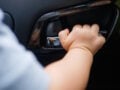 Ηλιούπολη: Αγοράκι 2,5 ετών κλειδώθηκε ολομόναχο μέσα σε αυτοκίνητο – Αστυνομικοί έσπασαν το παράθυρο του οδηγού και το έσωσαν