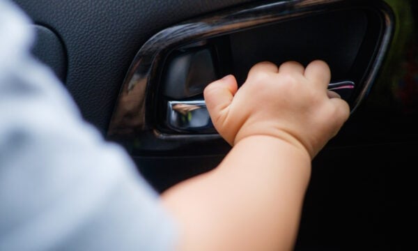 Ηλιούπολη: Αγοράκι 2,5 ετών κλειδώθηκε σε αυτοκίνητο – Αστυνομικοί έσπασαν το παράθυρο και το έσωσαν