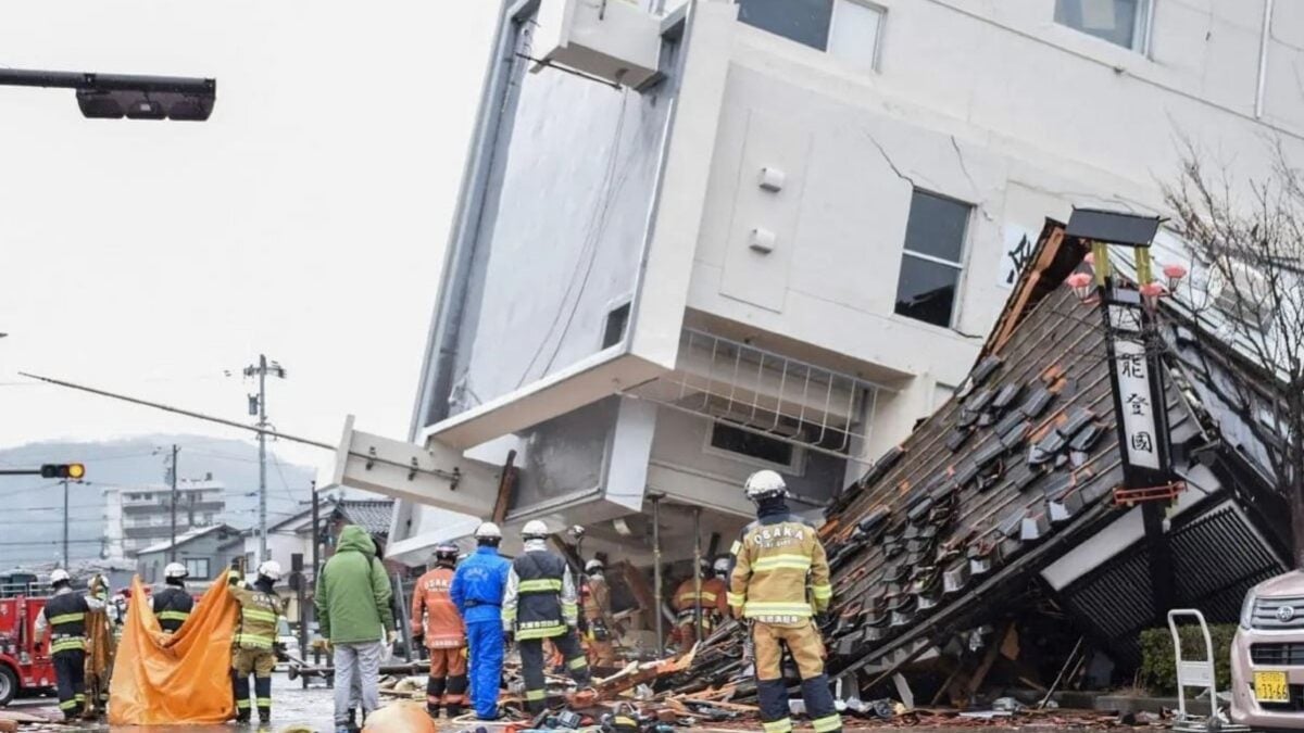 Ιαπωνία: 34 νεκροί από τον σεισμό των 7,1 Ρίχτερ, συνεχίζονται οι έρευνες για επιζώντες 1 Ιαπωνία: 34 νεκροί από τον σεισμό των 7,1 Ρίχτερ, συνεχίζονται οι έρευνες για επιζώντες