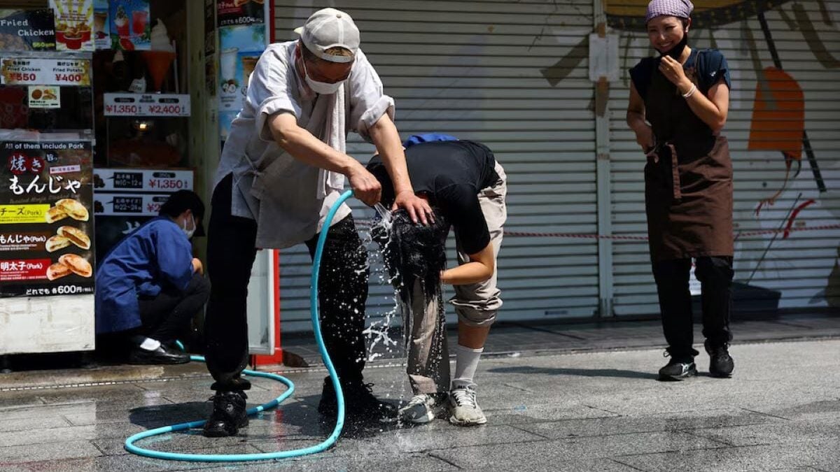 Ιαπωνία: Ιστορικά ρεκόρ θερμοκρασίας λόγω ακραίου καύσωνα – Πάνω από 10.000 εισαγωγές σε νοσοκομεία 4 Ιαπωνία: Ιστορικά ρεκόρ θερμοκρασίας λόγω ακραίου καύσωνα – Πάνω από 10.000 εισαγωγές σε νοσοκομεία