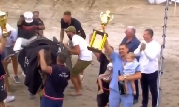 Το άλογο του Νίκολα Γιόκιτς κέρδισε σε κούρσα και ο Σέρβος σήκωσε κούπα και άνοιξε σαμπάνια