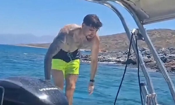 Χουάντσο Ερνανγκόμεθ κολύμπησε σε ξένο σκάφος μετά από κάλεσμα πιτσιρικάδων και τους ρώτησε «Παναθηναϊκός ή Ολυμπιακός;»