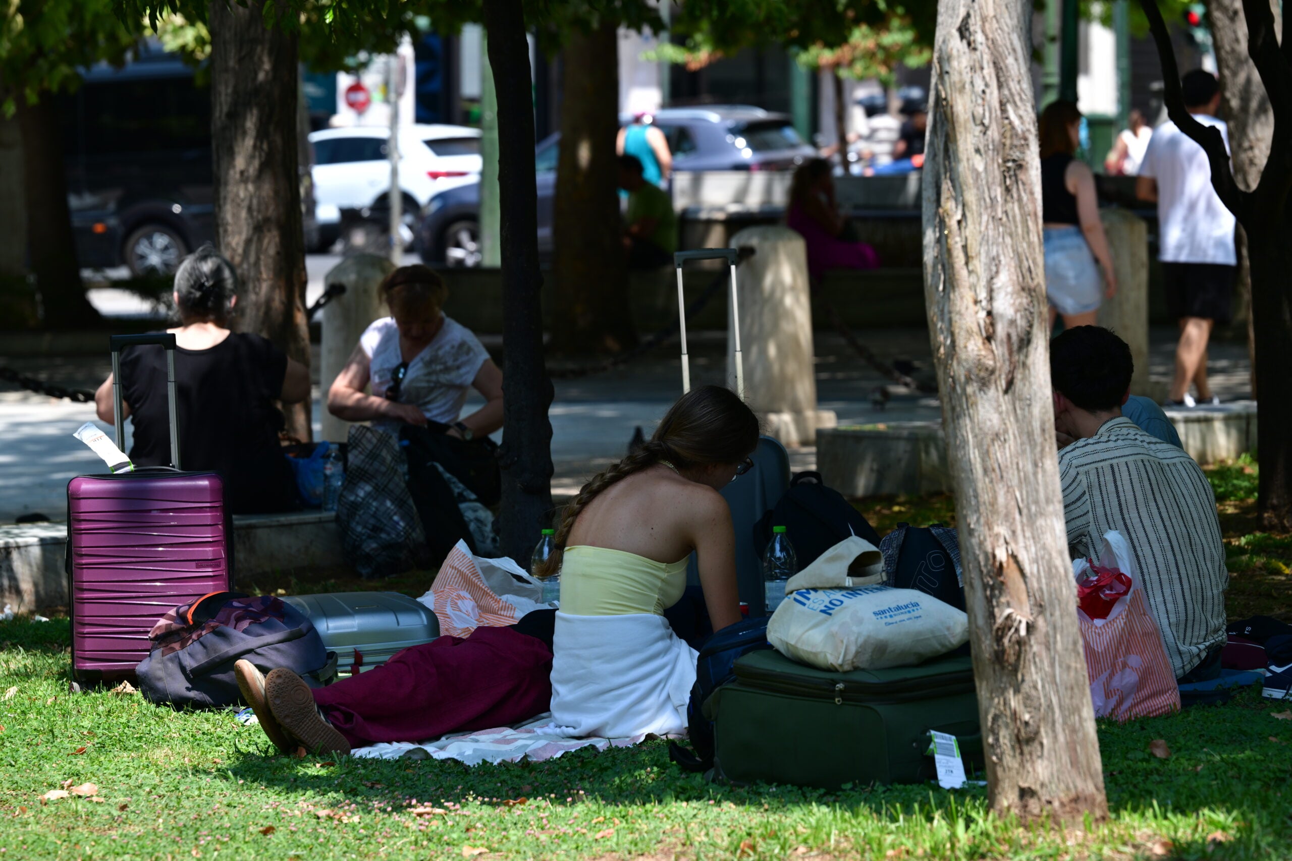 Καύσωνας στην Αθήνα: Κάτοικοι και τουρίστες αναζητούν δροσιά στα σιντριβάνια – Με ομπρέλες και νερά στους δρόμους 9 Καύσωνας στην Αθήνα: Κάτοικοι και τουρίστες αναζητούν δροσιά στα σιντριβάνια – Με ομπρέλες και νερά στους δρόμους