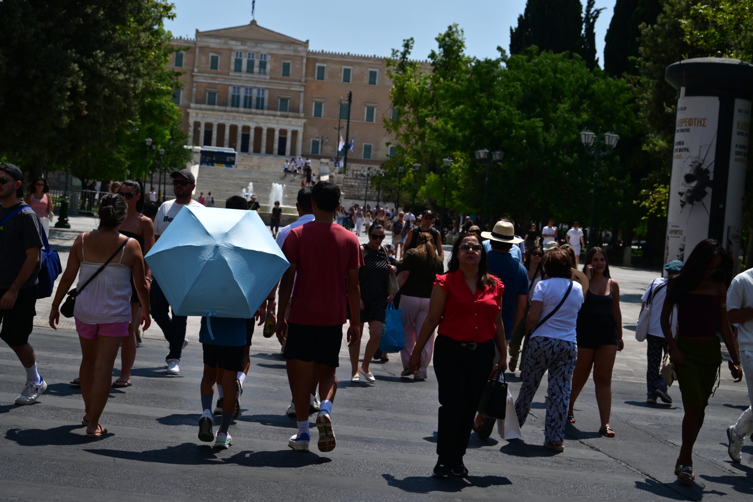 Καύσωνας στην Αθήνα: Κάτοικοι και τουρίστες αναζητούν δροσιά στα σιντριβάνια – Με ομπρέλες και νερά στους δρόμους 11 Καύσωνας στην Αθήνα: Κάτοικοι και τουρίστες αναζητούν δροσιά στα σιντριβάνια – Με ομπρέλες και νερά στους δρόμους