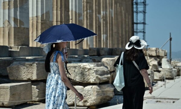 Υπέρταση και υψηλές θερμοκρασίες: Πότε ο καύσωνας γίνεται επικίνδυνος και ποια συμπτώματα πρέπει να προσέχετε