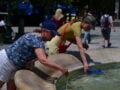 Καύσωνας στην Αθήνα: Κάτοικοι και τουρίστες αναζητούν δροσιά στα σιντριβάνια – Με ομπρέλες και νερά στους δρόμους