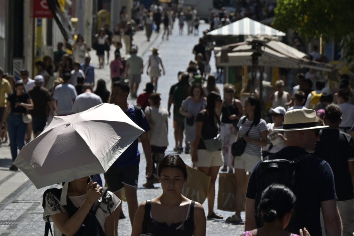 Καιρός αύριο: Υψηλές θερμοκρασίες αλλά και τοπικές βροχές